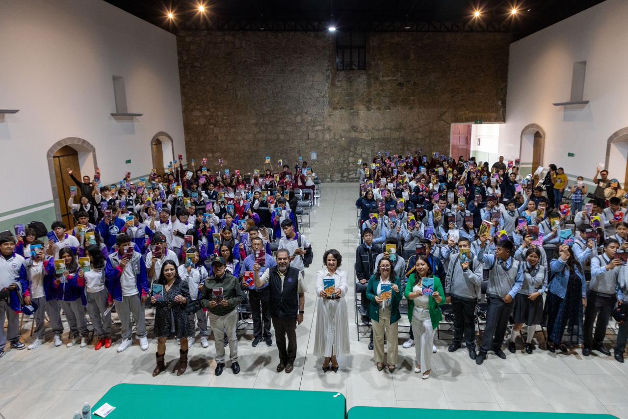 Entregan acervos literarios '25 para el 25' a estudiantes del municipio de Huamantla